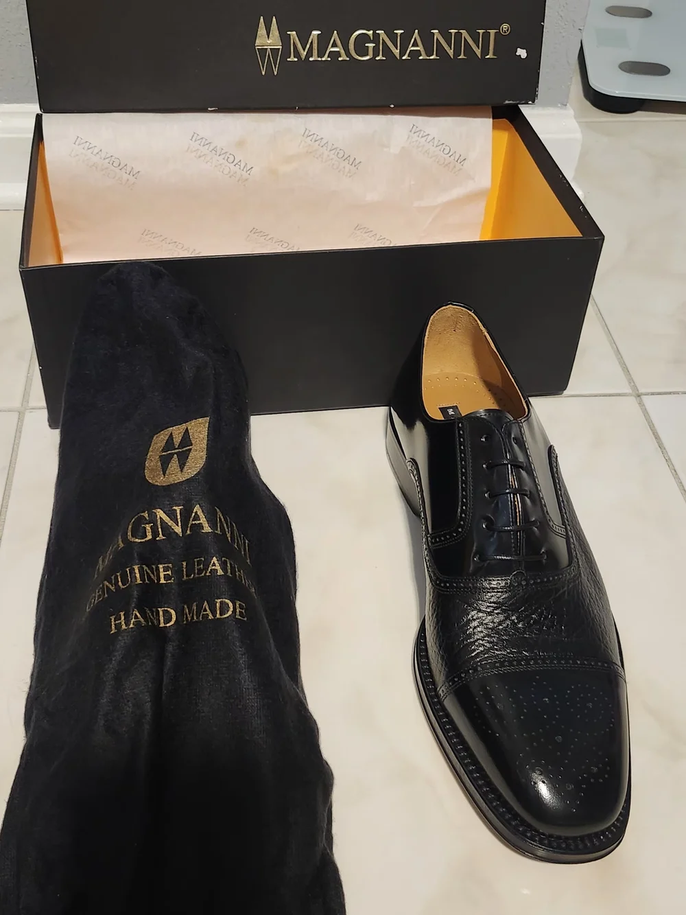 Magnanni Black Leather Derby Shoes with Natural Leather Soles. Made In Spain